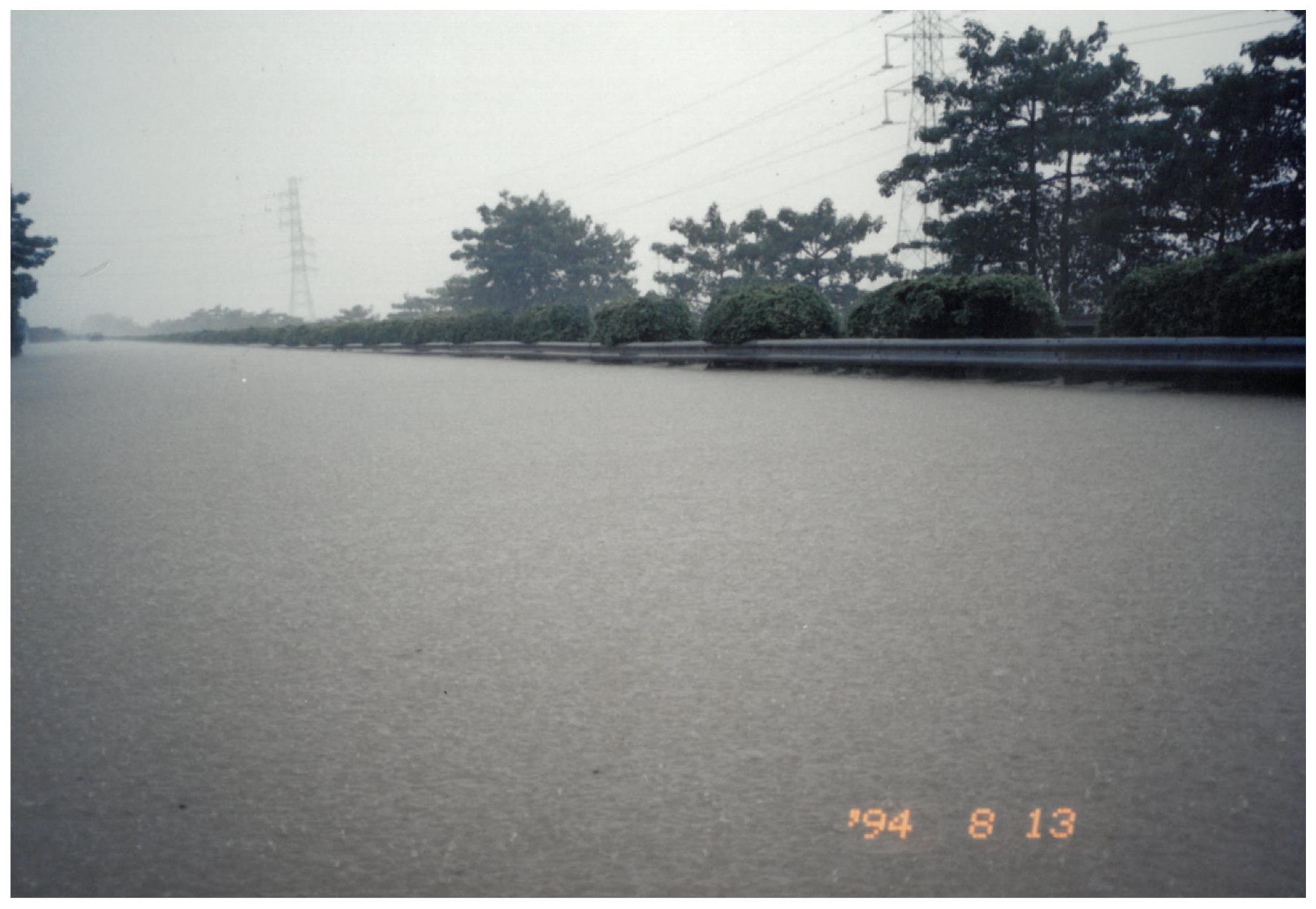 天空與水連成一片灰